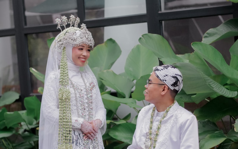 Suasana akad nikah sederhana di halaman rumah dengan tamu duduk lesehan